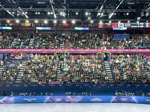 フィギュアスケートの会場では、観客が声援を送り続けた＝イタリア・ミラノ
