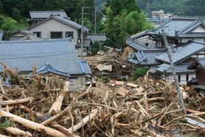 山から流れ込んだ土砂や流木で甚大な被害を受けた村上市小岩内集落=2022年8月