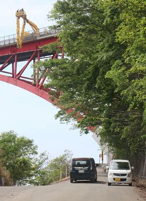 上輪橋近くの市道を慎重に通行する自動車=柏崎市