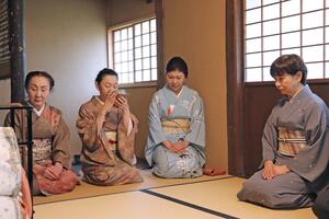 紅葉をめでながら優雅にお茶を味わった茶会=柏崎市高柳町岡野町