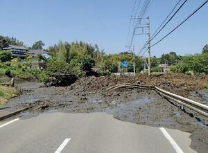 千葉県多古町の住宅近くで違法に盛られ、崩落し県道に流れ込んだ土砂=2021年6月(同町提供)