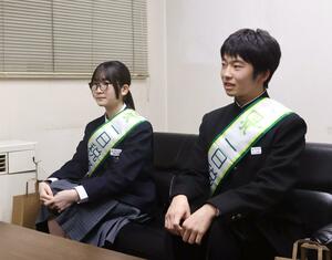 「一日税務署長」を務めた加治川中3年の村山涼聖さん(右)と聖籠中3年の亀井海良さん=新発田市大手町4