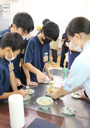 阿賀黎明高の生徒がリードしながら行った地元の食材を使った料理作り=阿賀町津川の阿賀津川中