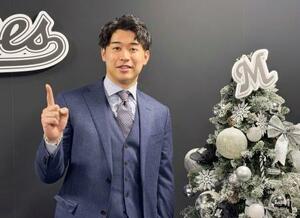 契約交渉を終え、ポーズをとるロッテ・種市=24日、ZOZOマリン