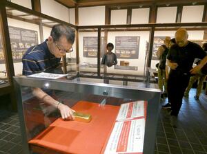 人気を集める金塊展示も再開した史跡「佐渡金山」の資料館=佐渡市の相川技能伝承展示館