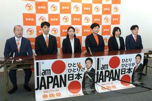 取材に応じる参政党の立候補予定者ら=25日、新潟市中央区