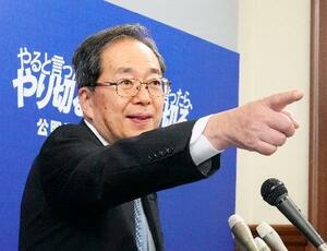 記者会見で質問者を指名する公明党の斉藤代表=10日午後、国会