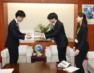 鈴木憲和農相(左)に提言する県内の学生たち=3日、農林水産省