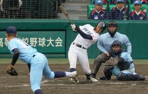 近江―大垣日大 タイブレークの10回表大垣日大1死二、三塁、代打高橋が右翼に2点二塁打を放つ。投手上田、捕手杉本=甲子園