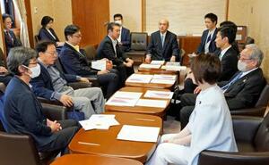 国会で開かれた参院厚労委理事会=12日午前