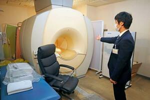 　総合守谷第一病院に備えられているＭＲＩ。２台のうち、耐用年数を過ぎて使用を中止している１台の更新は先送りしているという＝２日、茨城県守谷市