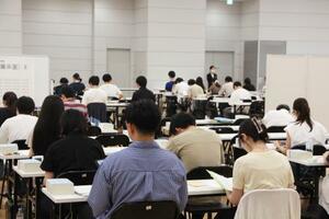 司法試験に臨む受験生=16日午前、東京都港区