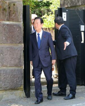 田中角栄元首相の生家を訪れ、墓参した小沢一郎元衆院議員=19日、柏崎市