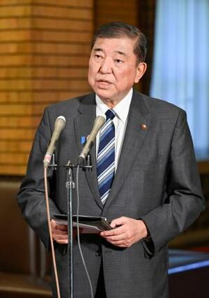 首相公邸で記者団の取材に応じる石破首相=22日午後