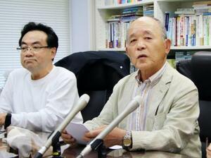 記者会見で仙台高裁に提出した和解案を公表する今野秀則原告団長(右)ら=10日午前、仙台市