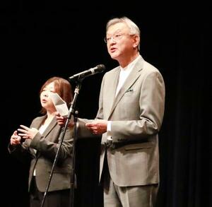 山形国際ドキュメンタリー映画祭の開会式であいさつするNPO法人の加藤到理事長(右)=9日午後、山形市