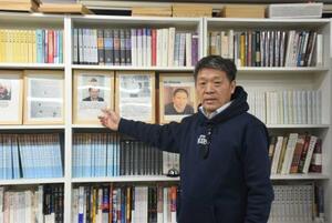 「東京人文論壇」の事務所で話す李金星さん=3月、東京都新宿区