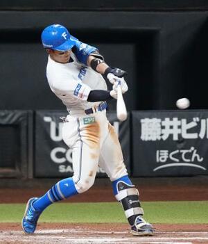 6回日本ハム2死二塁、今川が中前に適時打を放つ=エスコンフィールド