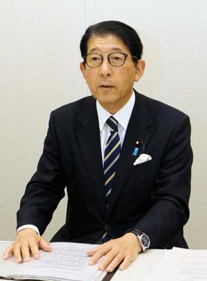 報道陣の取材に答える高鳥修一衆院議員=4月4日、国会