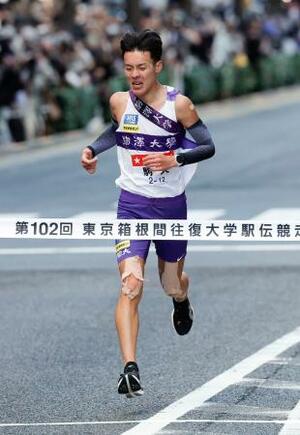 　６位でゴールする駒大の佐藤圭汰＝東京・大手町