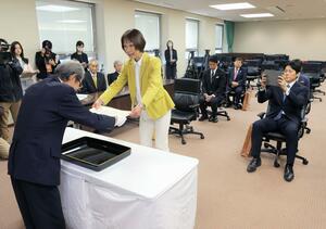 当選証書を受け取る立憲民主党の菊田真紀子氏=10月30日、県庁