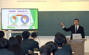 栃尾高校で行われた臓器移植について学ぶ授業=長岡市金沢1
