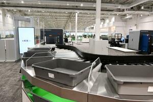 関西空港第2ターミナル国内線エリアの改修で保安検査場に導入された「スマートレーン」=3月31日