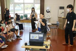 神山小児童が非常用の給水袋の使い方などを学んだ「防災の日集会」=阿賀野市山倉