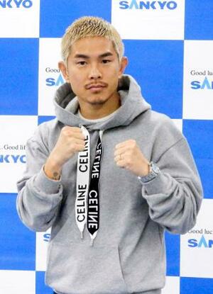 　記者会見後に撮影に応じる井岡一翔＝２８日、東京都目黒区の志成ジム