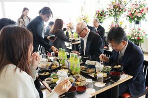 指定管理者が変わり、リニューアルオープンした「越後出雲崎天領の里」の試食会=出雲崎町尼瀬