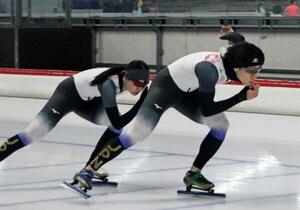 　スピードスケートＷ杯最終戦後、初めて氷上で練習した森重航（右）＝ドイツ・インツェル（共同）