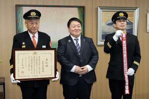 消防庁長官表彰を受け、佐野大輔燕市長に報告する燕市消防団の山崎登美雄団長(中央)ら=燕市吉田西太田