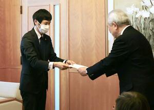 いじめ再調査委の中川雅博委員長（左）から報告書を受け取る田上町の佐野恒雄町長＝２３日、田上町役場