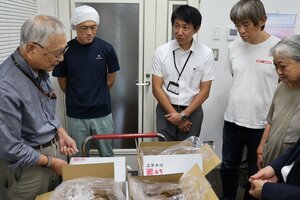 就労支援施設で販売されるみそが完成し、渋谷商店の渋谷信夫社長から施設利用者にみそが手渡された＝２０２５年１０月０３日、聖籠町東港７の渋谷商店