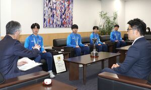 桜井雅浩市長に全国大会優勝を報告した長岡JYFCの選手ら=柏崎市日石町