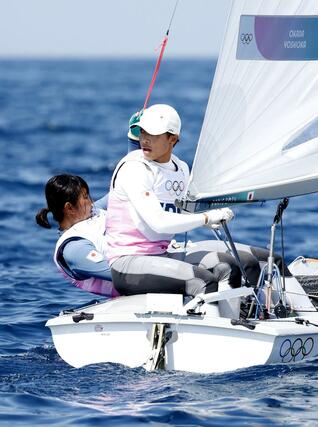 混合４７０級のメダルレースで艇を操る岡田奎樹（手前）、吉岡美帆組＝マルセイユ（共同）