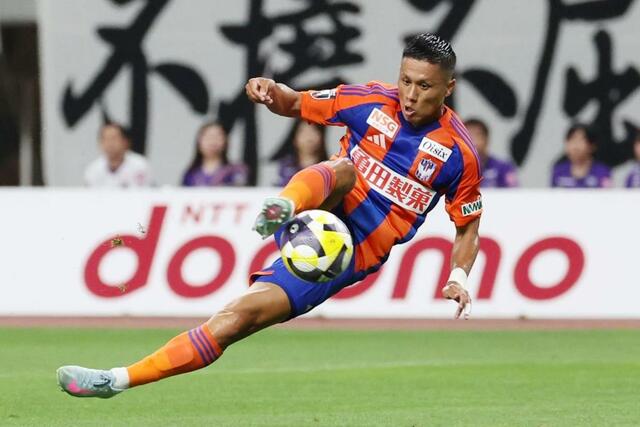 前半、ＦＷ小野裕二（９９）がボレーでゴールを狙う＝７月２０日、デンカビッグスワン