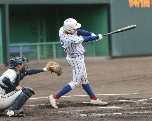 新潟南－佐渡総合　逆転の適時三塁打を放った佐渡総合の４番本間海翔＝４月２８日、三条市パールスタ