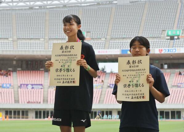 女子走り高跳びを制し、表彰台で笑顔を見せる三条一の南雲愛(左)=デンカビッグスワン