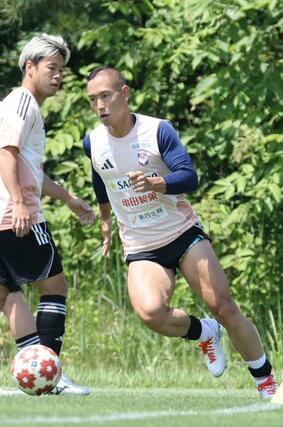 福山シティFC戦に向け、調整するDF早川史哉=6月10日、聖籠町