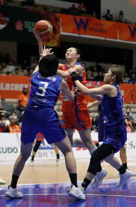 新潟-東京羽田 第2クオーター、中村華祈がシュートを決め12-19