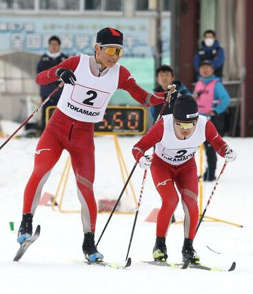男子リレー　十日町の１走樋口幹都（左）から２走坂詰真吾（右）にリレー＝十日町市