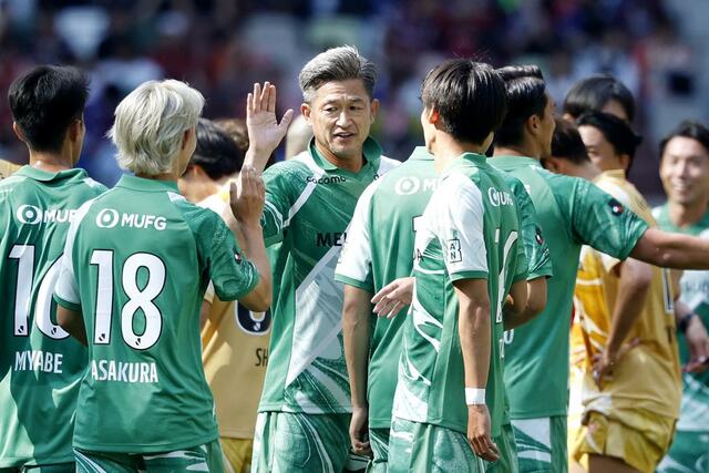 ５、６位決定戦でＪ２・Ｊ３西Ａに勝利し、ハイタッチするＪ２・Ｊ３東Ｂの三浦（中央）＝ＭＵＦＧ国立