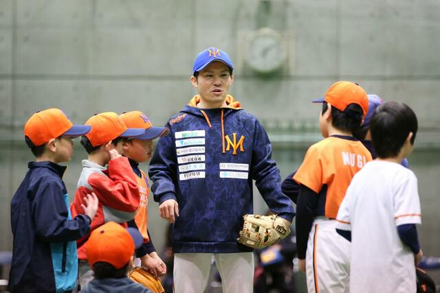 オイシックス新潟アルビレックスＢＣの野球塾で子どもたちを指導する田河原篤史さん＝新潟市中央区