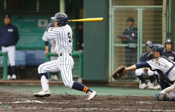 北越ー帝京長岡　帝京長岡７回２死三塁、渡邉侑耶が適時三塁打を放ち４－０と突き放す＝三条市パールスタ