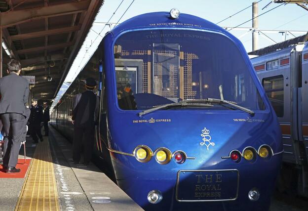 ＪＲ三島駅に停車する豪華列車「ザ・ロイヤルエクスプレス」＝１１月、静岡県三島市