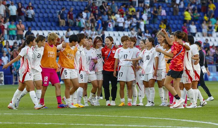 ブラジルに逆転勝ちし、喜ぶ女子日本代表＝パリ（共同）
