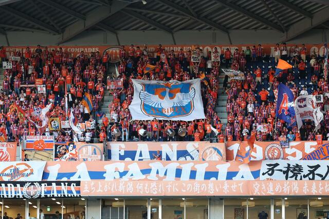 試合前、大きな声援を送る新潟サポーター＝パナソニックスタジアム吹田