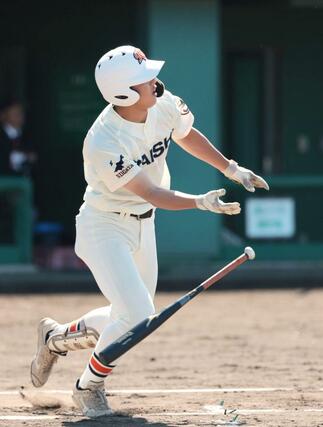 加茂－開志学園　１回無死満塁、開志学園の工藤歩夢が本塁打を放ち４－０＝みどりと森の運動公園野球場