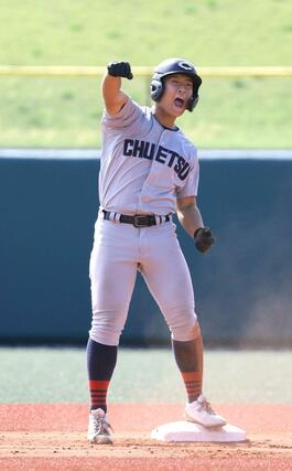 星稜－中越　中越六回１死二塁、室星燿の右翼線適時二塁打で１－１の同点とする。二塁上で拳を突き出す室星＝富山市民球場